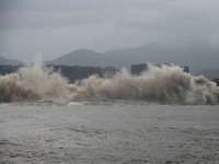 The Qiantang River tide causes huge waves in the Hangzhou section due to the impact of Typhoon ''Pulasan'', which is about to make landfall...