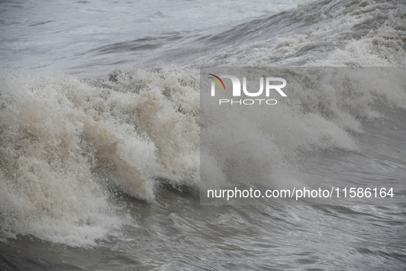 The Qiantang River tide causes huge waves in the Hangzhou section due to the impact of Typhoon ''Pulasan'', which is about to make landfall...