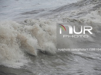 The Qiantang River tide causes huge waves in the Hangzhou section due to the impact of Typhoon ''Pulasan'', which is about to make landfall...