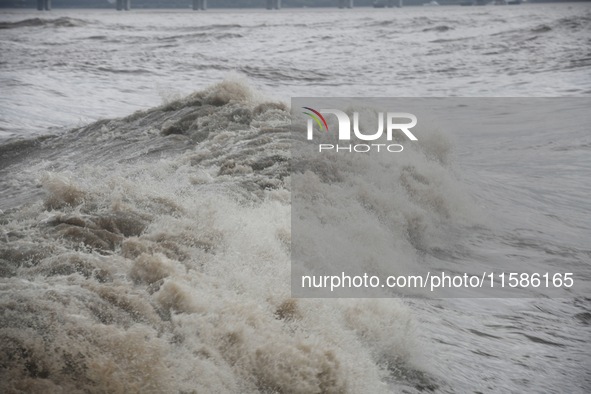 The Qiantang River tide causes huge waves in the Hangzhou section due to the impact of Typhoon ''Pulasan'', which is about to make landfall...