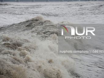 The Qiantang River tide causes huge waves in the Hangzhou section due to the impact of Typhoon ''Pulasan'', which is about to make landfall...