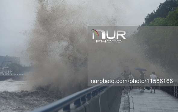 The Qiantang River tide causes huge waves in the Hangzhou section due to the impact of Typhoon ''Pulasan'', which is about to make landfall...