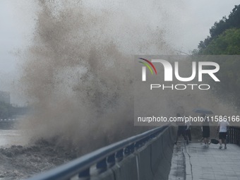 The Qiantang River tide causes huge waves in the Hangzhou section due to the impact of Typhoon ''Pulasan'', which is about to make landfall...