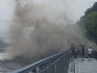 The Qiantang River tide causes huge waves in the Hangzhou section due to the impact of Typhoon ''Pulasan'', which is about to make landfall...