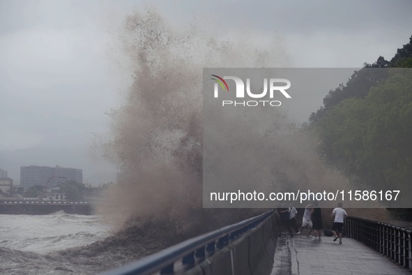 The Qiantang River tide causes huge waves in the Hangzhou section due to the impact of Typhoon ''Pulasan'', which is about to make landfall...