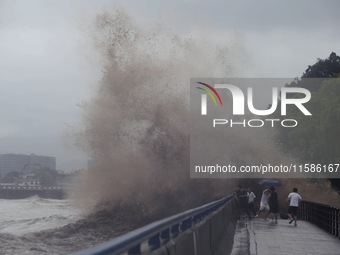 The Qiantang River tide causes huge waves in the Hangzhou section due to the impact of Typhoon ''Pulasan'', which is about to make landfall...