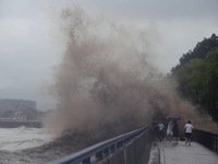 The Qiantang River tide causes huge waves in the Hangzhou section due to the impact of Typhoon ''Pulasan'', which is about to make landfall...