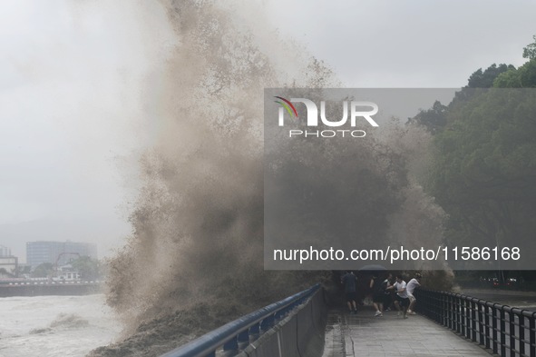 The Qiantang River tide causes huge waves in the Hangzhou section due to the impact of Typhoon ''Pulasan'', which is about to make landfall...