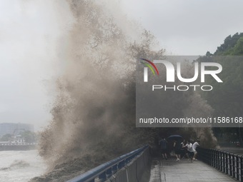 The Qiantang River tide causes huge waves in the Hangzhou section due to the impact of Typhoon ''Pulasan'', which is about to make landfall...