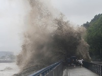 The Qiantang River tide causes huge waves in the Hangzhou section due to the impact of Typhoon ''Pulasan'', which is about to make landfall...