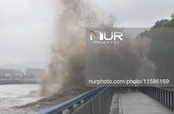 The Qiantang River tide causes huge waves in the Hangzhou section due to the impact of Typhoon ''Pulasan'', which is about to make landfall...