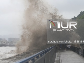 The Qiantang River tide causes huge waves in the Hangzhou section due to the impact of Typhoon ''Pulasan'', which is about to make landfall...