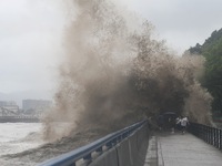 The Qiantang River tide causes huge waves in the Hangzhou section due to the impact of Typhoon ''Pulasan'', which is about to make landfall...