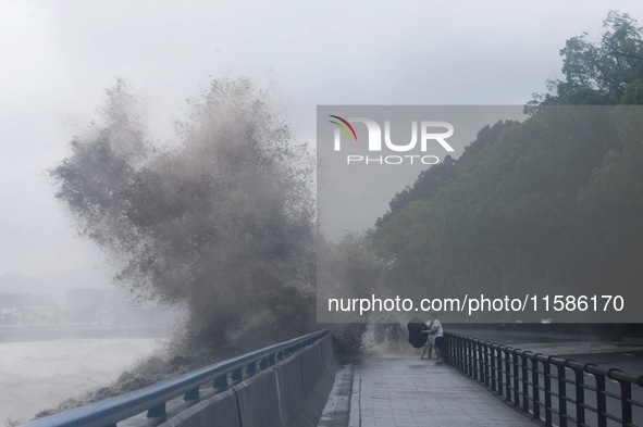 The Qiantang River tide causes huge waves in the Hangzhou section due to the impact of Typhoon ''Pulasan'', which is about to make landfall...