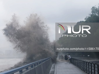 The Qiantang River tide causes huge waves in the Hangzhou section due to the impact of Typhoon ''Pulasan'', which is about to make landfall...