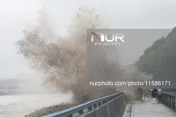 The Qiantang River tide causes huge waves in the Hangzhou section due to the impact of Typhoon ''Pulasan'', which is about to make landfall...