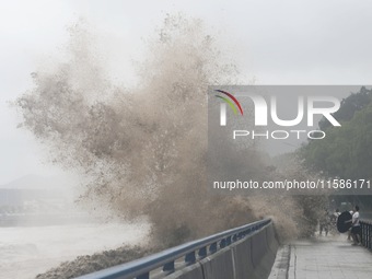 The Qiantang River tide causes huge waves in the Hangzhou section due to the impact of Typhoon ''Pulasan'', which is about to make landfall...