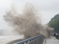 The Qiantang River tide causes huge waves in the Hangzhou section due to the impact of Typhoon ''Pulasan'', which is about to make landfall...