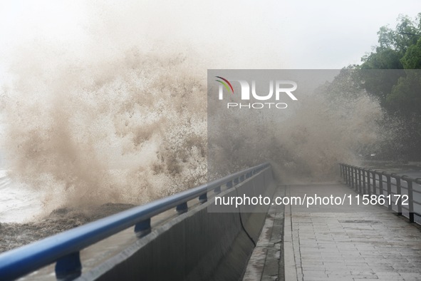 The Qiantang River tide causes huge waves in the Hangzhou section due to the impact of Typhoon ''Pulasan'', which is about to make landfall...