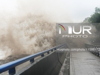 The Qiantang River tide causes huge waves in the Hangzhou section due to the impact of Typhoon ''Pulasan'', which is about to make landfall...