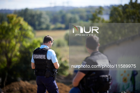 Gendarmes stand guard at the 'Verger' ZAD against the planned A69 highway between Toulouse and Castres. For the fourth day, Gendarmerie and...