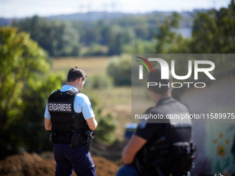 Gendarmes stand guard at the 'Verger' ZAD against the planned A69 highway between Toulouse and Castres. For the fourth day, Gendarmerie and...