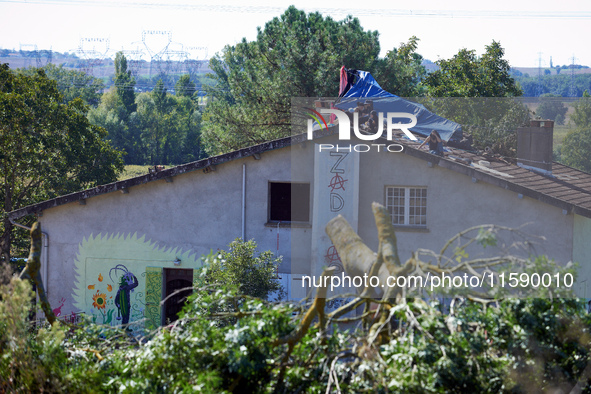 The 'Verger' house. Zadists stand on the roof with a banner reading 'ZAD' (Zone To Defend). For the 4th day, Gendarmerie and CNAMO try to di...