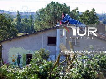 The 'Verger' house. Zadists stand on the roof with a banner reading 'ZAD' (Zone To Defend). For the 4th day, Gendarmerie and CNAMO try to di...