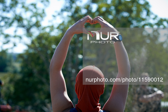 A zadist makes a 'love' sign to squirrels living in the trees of the 'Verger' ZAD. For the fourth day, Gendarmerie and CNAMO try to dislodge...