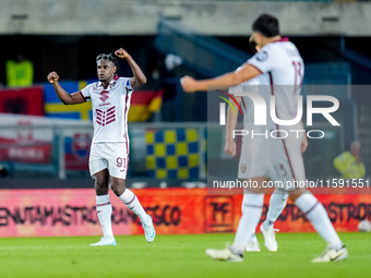 Duvan Zapata of Torino FC celebrates after scoring second goal during the Serie A Enilive match between Hellas Verona and Torino FC at Stadi...