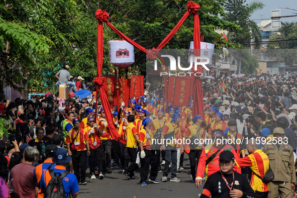 The atmosphere of the 'Gotong Toapekong' (Carrying Toapekong) tradition in Tangerang, Banten Province, Indonesia, on September 21, 2024. Thi...