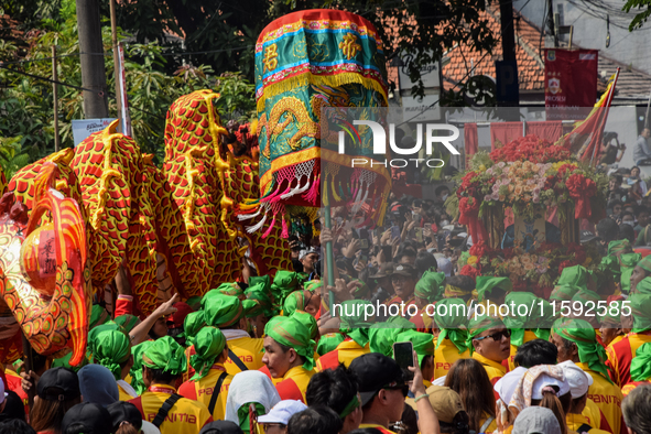 The atmosphere of the 'Gotong Toapekong' (Carrying Toapekong) tradition in Tangerang, Banten Province, Indonesia, on September 21, 2024. Thi...