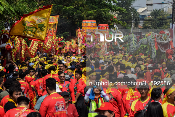 The atmosphere of the 'Gotong Toapekong' (Carrying Toapekong) tradition in Tangerang, Banten Province, Indonesia, on September 21, 2024. Thi...