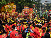 The atmosphere of the 'Gotong Toapekong' (Carrying Toapekong) tradition in Tangerang, Banten Province, Indonesia, on September 21, 2024. Thi...