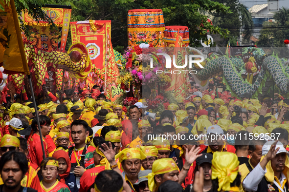 The atmosphere of the 'Gotong Toapekong' (Carrying Toapekong) tradition in Tangerang, Banten Province, Indonesia, on September 21, 2024. Thi...