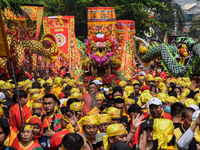 The atmosphere of the 'Gotong Toapekong' (Carrying Toapekong) tradition in Tangerang, Banten Province, Indonesia, on September 21, 2024. Thi...