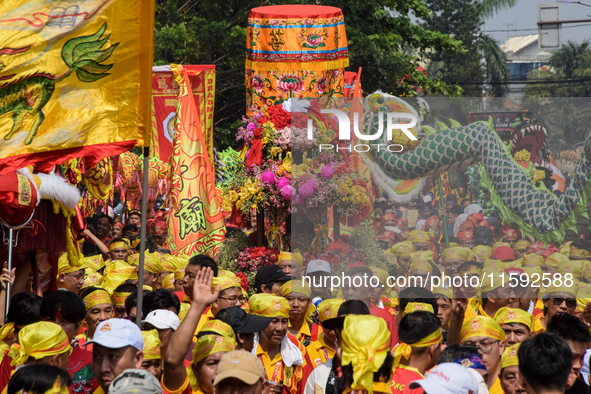 The atmosphere of the 'Gotong Toapekong' (Carrying Toapekong) tradition in Tangerang, Banten Province, Indonesia, on September 21, 2024. Thi...