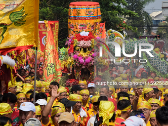 The atmosphere of the 'Gotong Toapekong' (Carrying Toapekong) tradition in Tangerang, Banten Province, Indonesia, on September 21, 2024. Thi...