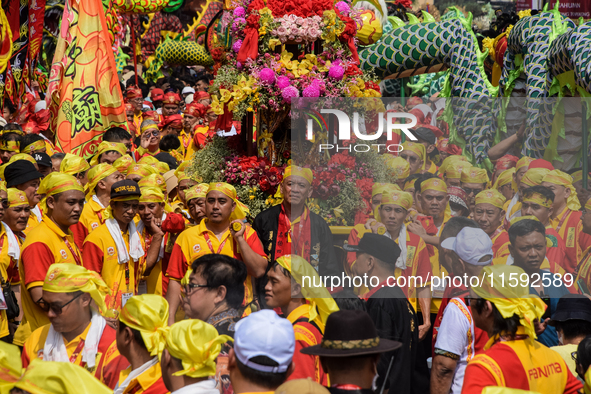 The atmosphere of the 'Gotong Toapekong' (Carrying Toapekong) tradition in Tangerang, Banten Province, Indonesia, on September 21, 2024. Thi...