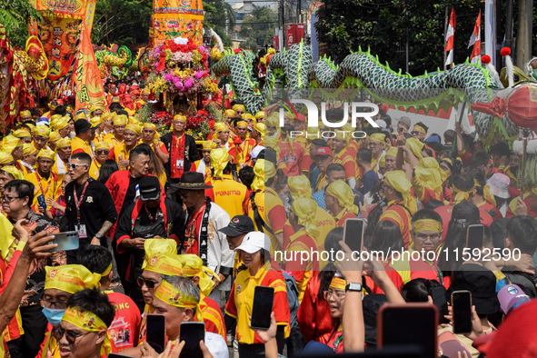 The atmosphere of the 'Gotong Toapekong' (Carrying Toapekong) tradition in Tangerang, Banten Province, Indonesia, on September 21, 2024. Thi...