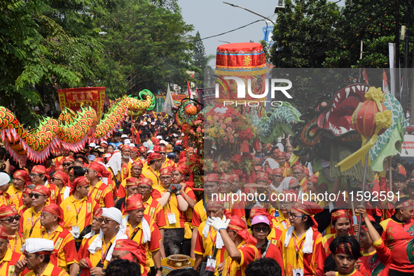 The atmosphere of the 'Gotong Toapekong' (Carrying Toapekong) tradition in Tangerang, Banten Province, Indonesia, on September 21, 2024. Thi...