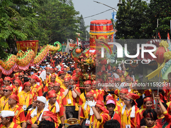 The atmosphere of the 'Gotong Toapekong' (Carrying Toapekong) tradition in Tangerang, Banten Province, Indonesia, on September 21, 2024. Thi...