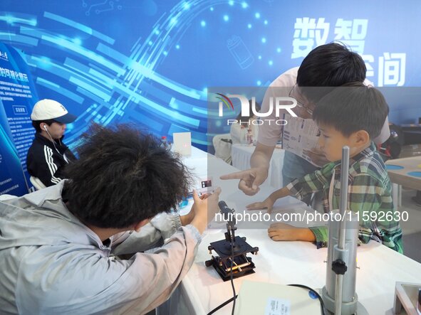 A child experiences a ''single-slit diffraction'' experiment during the 2024 National Science Popularization Day in Beijing, China, on Septe...