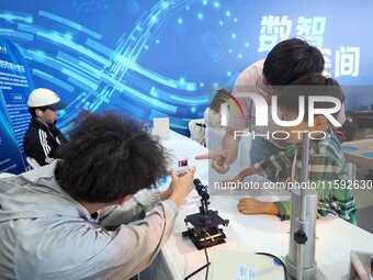 A child experiences a ''single-slit diffraction'' experiment during the 2024 National Science Popularization Day in Beijing, China, on Septe...