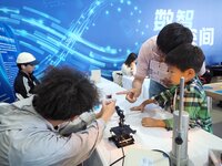 A child experiences a ''single-slit diffraction'' experiment during the 2024 National Science Popularization Day in Beijing, China, on Septe...