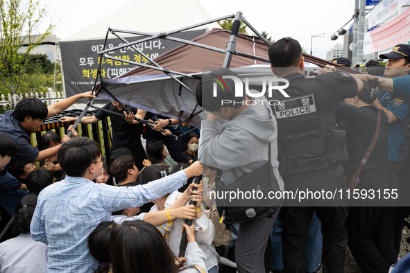 Police forcibly dismantle tents set up for a sit-in protest by around 50 members of the Progressive Union of Korean University Students in f...