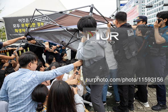 Police forcibly dismantle tents set up for a sit-in protest by around 50 members of the Progressive Union of Korean University Students in f...