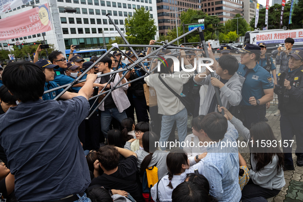 Police forcibly dismantle tents set up for a sit-in protest by around 50 members of the Progressive Union of Korean University Students in f...