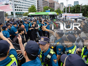 Police forcibly dismantle tents set up for a sit-in protest by around 50 members of the Progressive Union of Korean University Students in f...