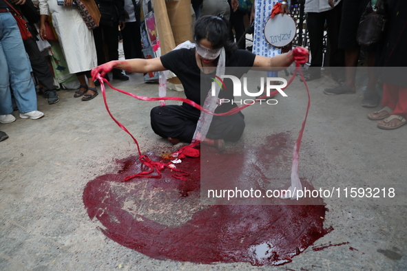 An Indian artist performs as she protests during a rally against the rape and murder of a PGT woman doctor at the government-run R G Kar Med...